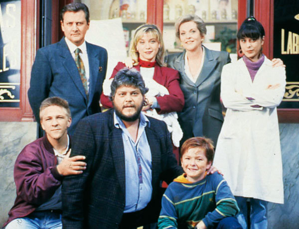 Concha Cuetos, Miguel Ángel Garzón, Julián González, Eva Isanta, Carlos Larrañaga, Maruchi León, and Caco Senante in Farmacia de guardia (1991)