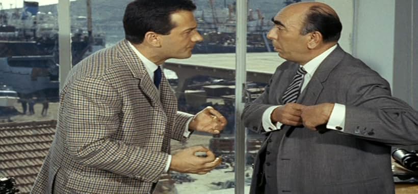 Alekos Alexandrakis and Dionysis Papagiannopoulos in Mia trelli... trelli oikogeneia (1965)