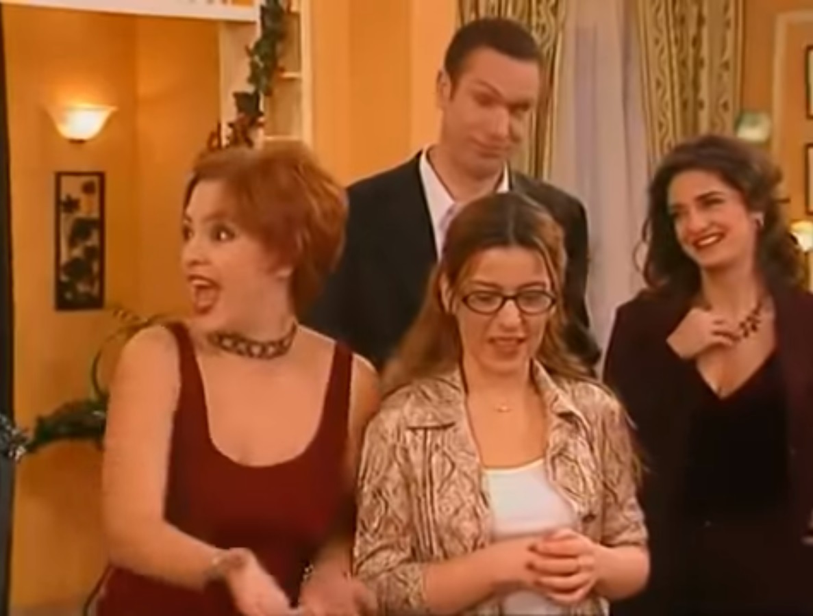 Eleni Randou, Vassilis Koukouras, Kalliroi Miriagou, and Maria Lekaki in Constantine's and Helen's (1998)