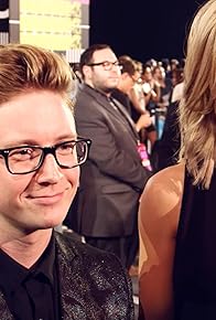 Primary photo for Tyler Oakley and Grace Helbig Talk Tongues, Miley & Nicki Minaj at the VMAS