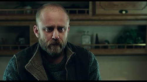 Will (Ben Foster) and his teenage daughter, Tom (Thomasin Harcourt McKenzie), have lived off the grid for years in the forests of Portland, Oregon. When their idyllic life is shattered, both are put into social services. After clashing with their new surroundings, Will and Tom set off on a harrowing journey back to their wild homeland.