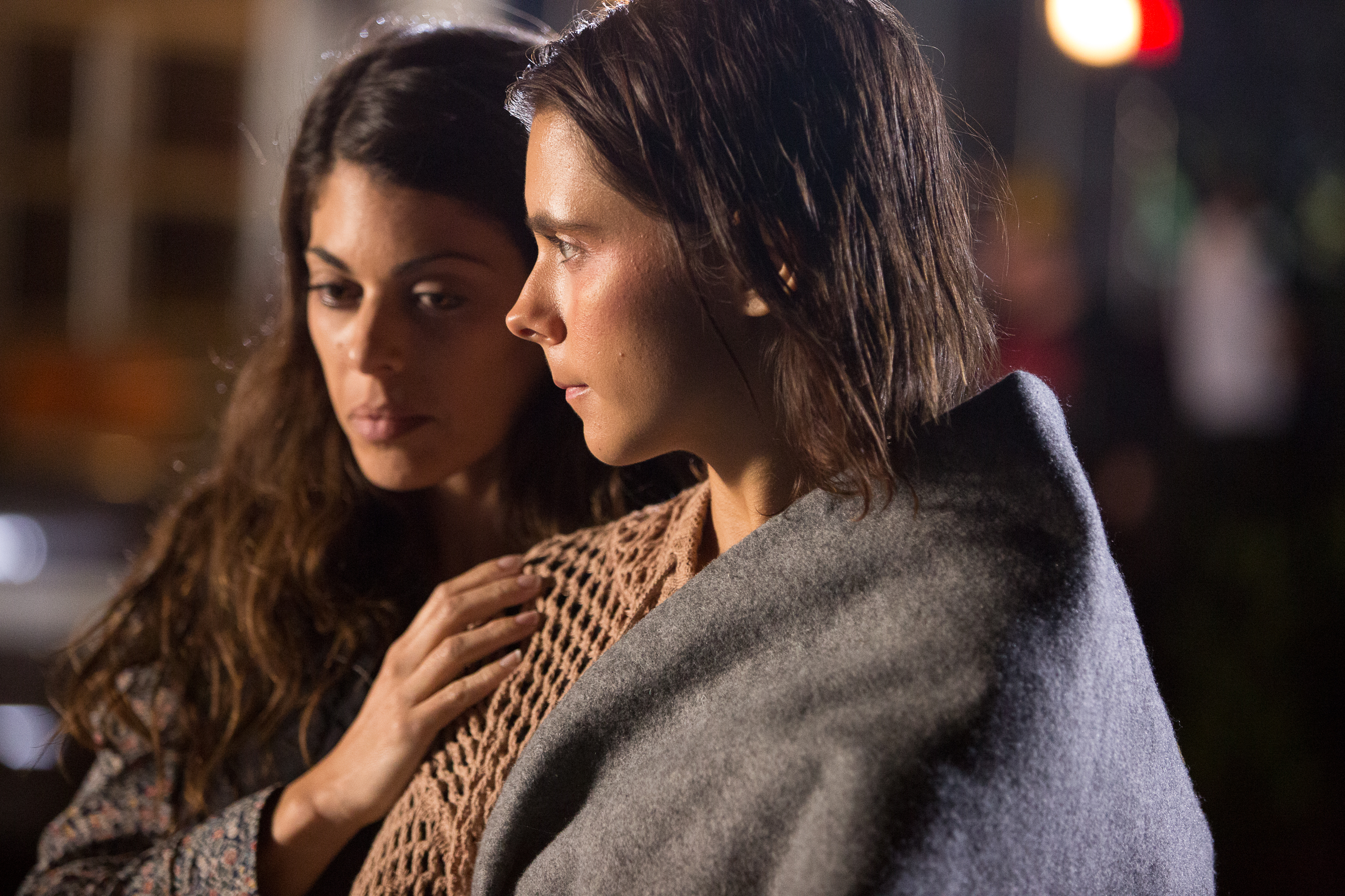 Lindsay Hartley and Paloma Kwiatkowski in Dying to Be Loved (2016)