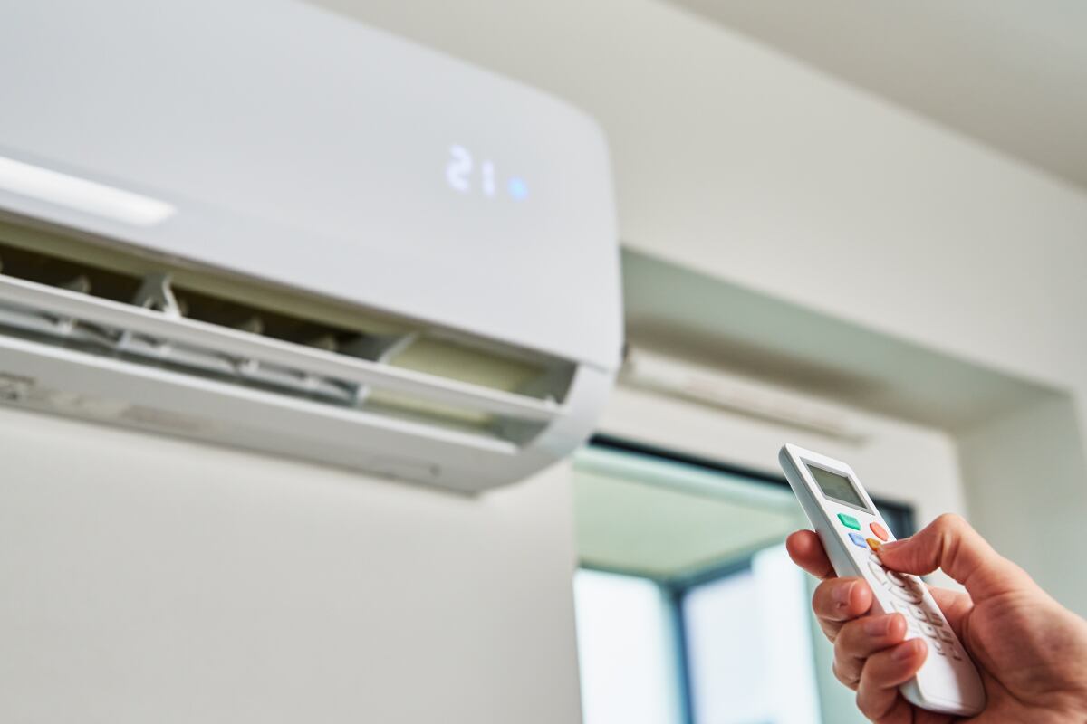 Los expertos recomiendan que el aparato del aire acondicionado no esté instalado cerca de otros artículos que generen calor (Foto: iStock)
