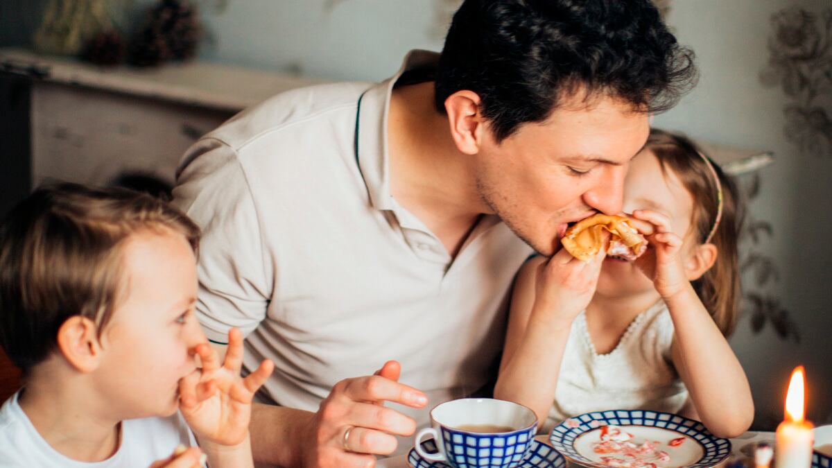 Padre celebrando su día junto a sus hijos (Foto: Pexels)