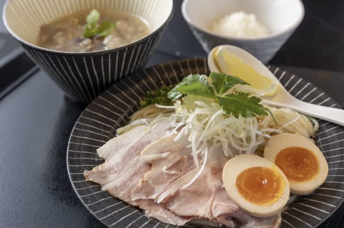 ラーメンの人気グループの新業態！ 京都にできた「セアブラノ神 slurp」のイベリコ豚つけ麺は1杯で5度楽しめる