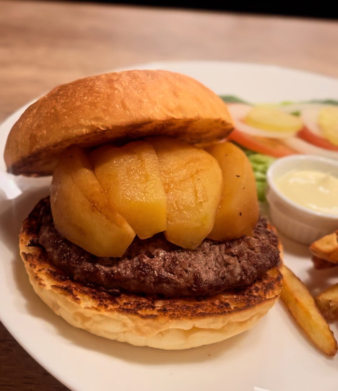 「ファイヤーハウス」の店長が独立！ 看板メニューはアップルバーガー（東京・本郷三丁目）