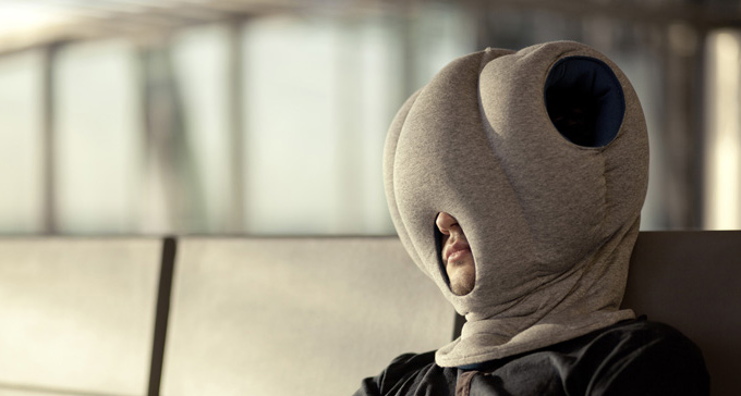 すっぽりかぶって使う枕。 OSTRICH PILLOW オーストリッチピロー