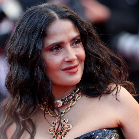 Salma Hayek en la alfombra roja de "Emilia Perez" en la 77th annual Cannes Film Festival, en Francia.