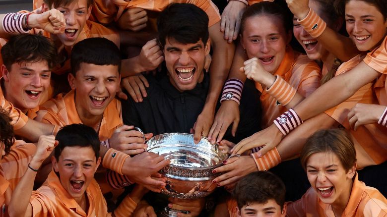 Tennis - French Open - Roland Garros, Paris, France - June 9, 2024
Spain's Carlos Alcaraz with ball kids celebrate with the trophy after winning the men's singles final against Germany's Alexander Zverev REUTERS/Lisi Niesner     TPX IMAGES OF THE DAY     