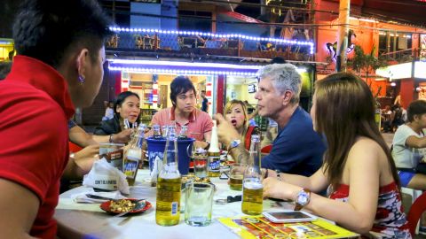 PUAB Ep 405 - Manilla Production stills  Tony talks to the cover band Regatta over San Miguel beers and sisig - sizziling pig face.