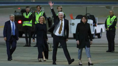 WikiLeaks founder Julian Assange waves as he arrives in Canberra, Australia, June 26, 2024. REUTERS/Edgar Su
