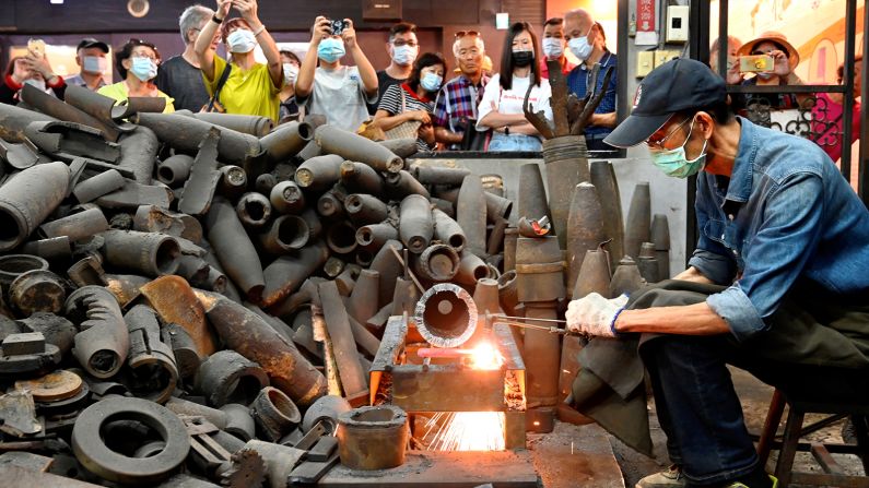 <strong>Kinmen knives: </strong>Artillery shells are now used to make steel knives, which are popular souvenirs for visitors to Kinmen. 