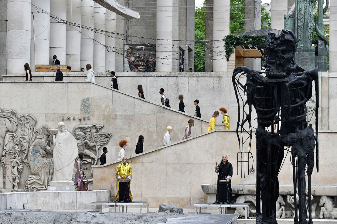 During Paris Fashion Week in 2019, Owens' show at the Palais de Tokyo blended harmoniously with a fortuitous on-site exhibition by sculptor Thomas Houseago.  