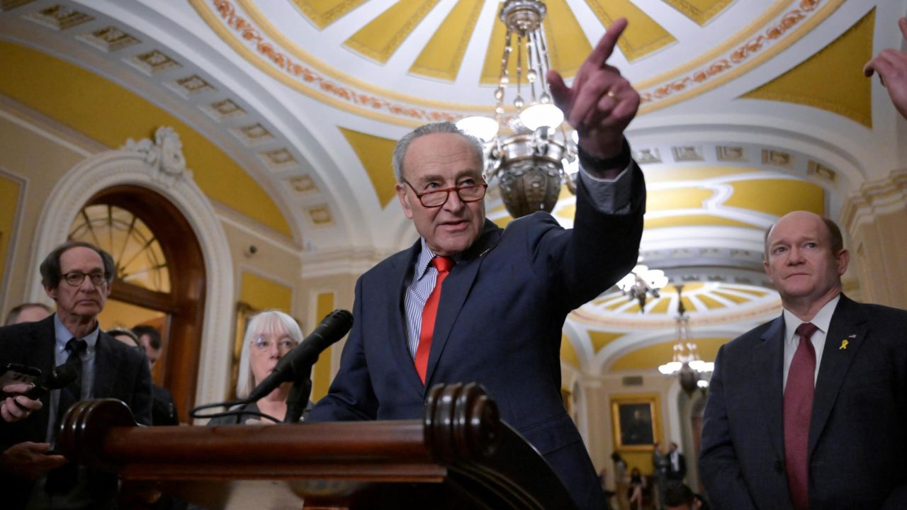 El líder de la mayoría del Senado de Estados Unidos, Chuck Schume, habla durante una conferencia de prensa después de los almuerzos semanales del caucus del Senado en Capitol Hill en Washington, EEUU, el 12 de marzo de 2024. REUTERS/Craig Hudson