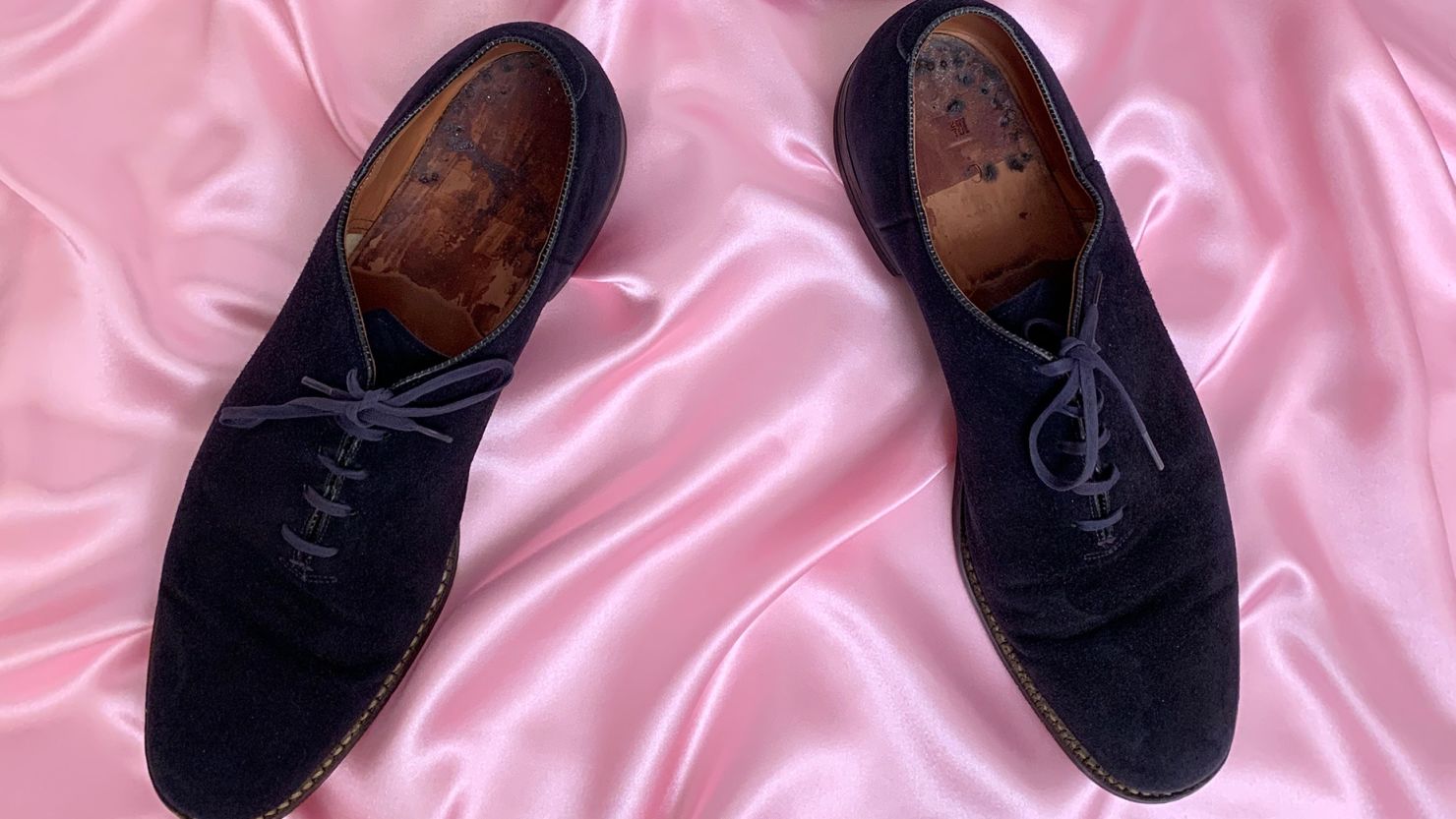 Elvis Presley's very own blue suede shoes were sold for £120,000 (around $152,000) to a buyer from California.