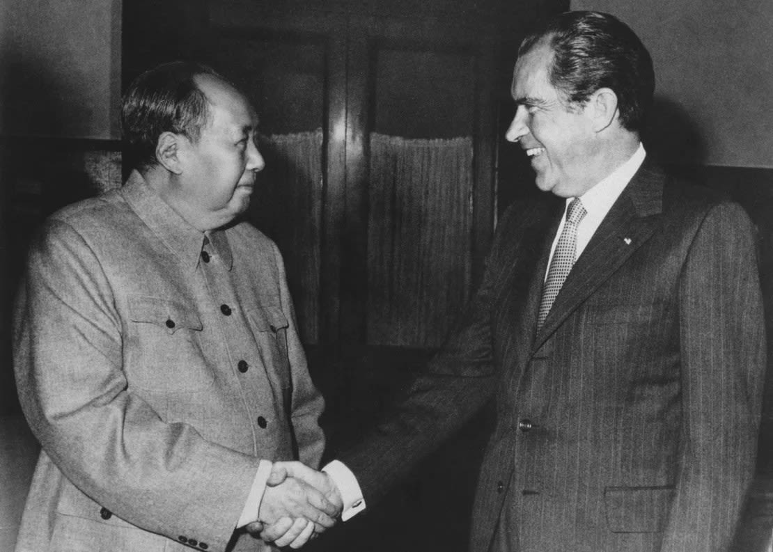 En esta fotografía de archivo del 21 de febrero de 1972, el líder del partido comunista chino Mao Zedong (izquierda) y el presidente de EE.UU. Richard Nixon se dan la mano mientras se reúnen en Beijing. Crédito: AP