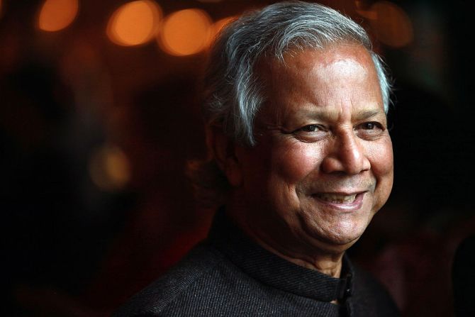 Premio Nobel de la Paz 2006, Muhammad Yunus y Grameen Bank: "Por sus esfuerzos para generar desarrollo económico y social desde abajo".