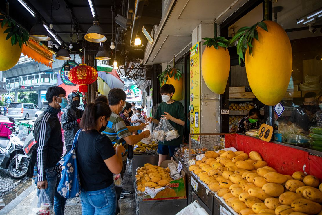 People line up outside of Bangkok's Mae Varee shop in 2022.