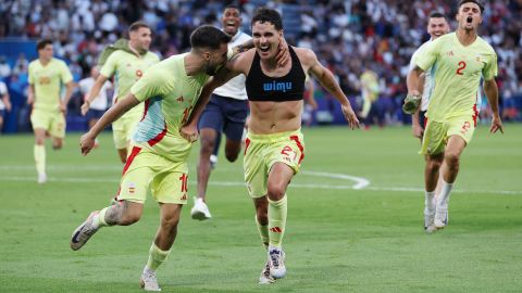 PARIS, FRANCE - AUGUST 09: Sergio Camello #21 of Team Spain celebrates scoring his team's fifth goal during the Men's Gold Medal match between France and Spain during the Olympic Games Paris 2024 at Parc des Princes on August 09, 2024 in Paris, France. (Photo by Justin Setterfield/Getty Images)