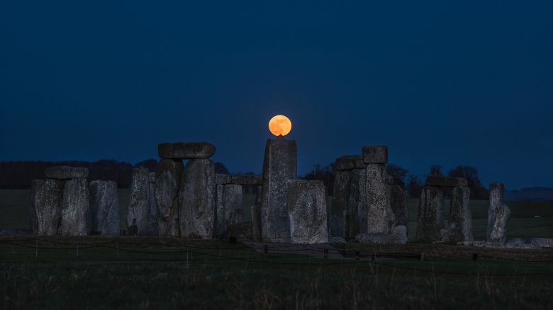 the-Moon-at-Stonehenge-English-Heritage_Andre-PattendenDSC_6345b.jpg