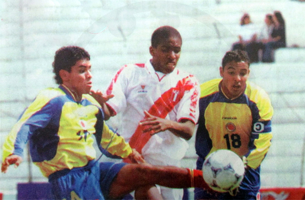 Jefferson Farfán abrió la cuenta en el partido decisivo ante Colombia (Recorte: diario Líbero)