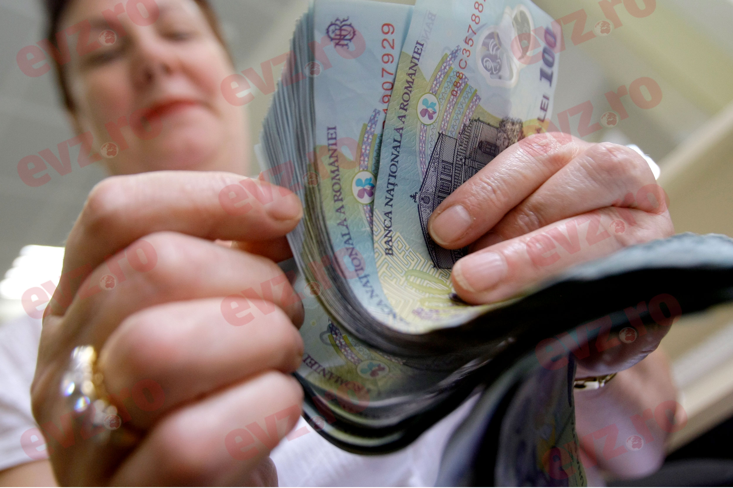 Statul plătește anticipat. Milioane de români primesc bani înainte de Paște