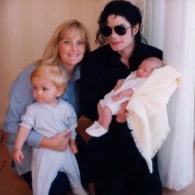 Michael Jackson s bývalou ženou Debbie Rowe a dětmi Paris a Princem.