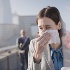 Třetina Američanů věří konspirační teorii: Nový koronavirus podle nich vznikl v laboratoři, tvrdí studie