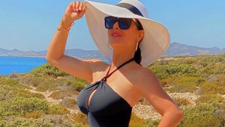 Salma Hayek (54) postla narozeninové foto v plavkách: Předvedla dokonalé křivky