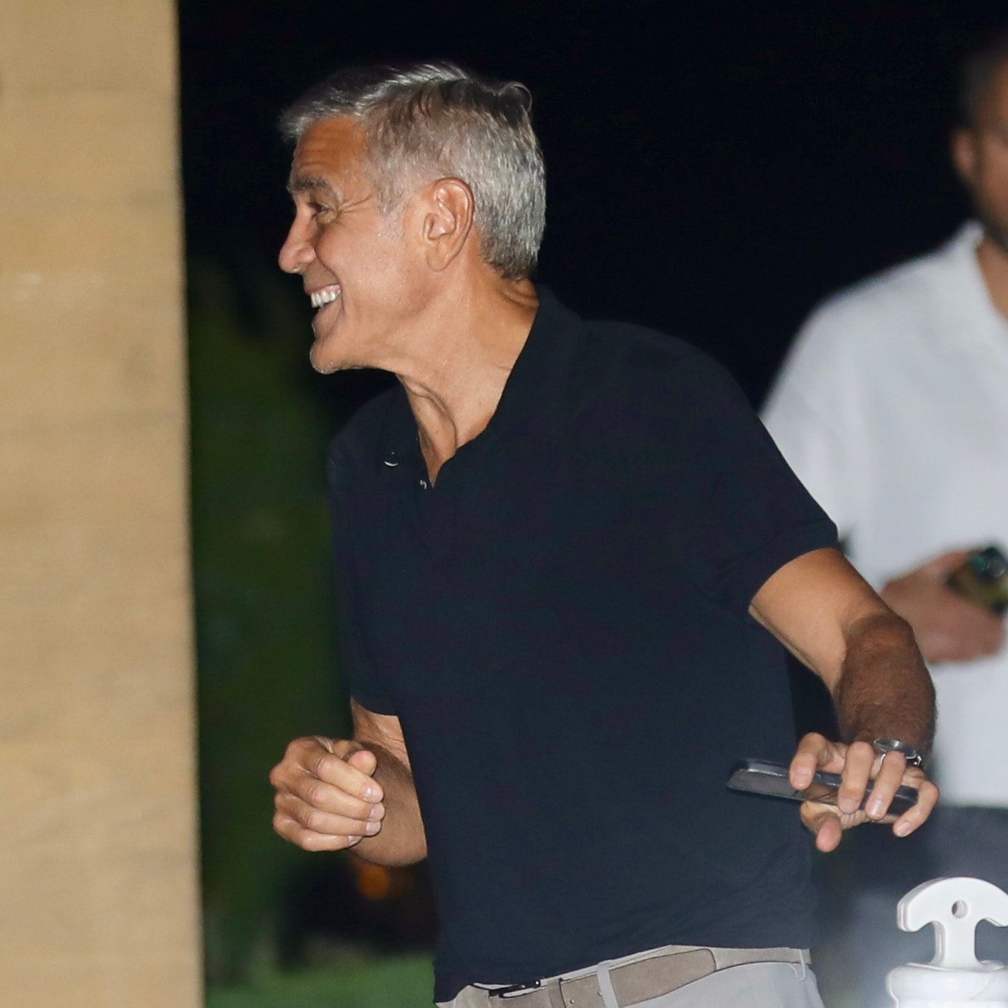 A Malibù, George Clooney è in modalità trasferta di lavoro di un ricco papà al massimo della forma