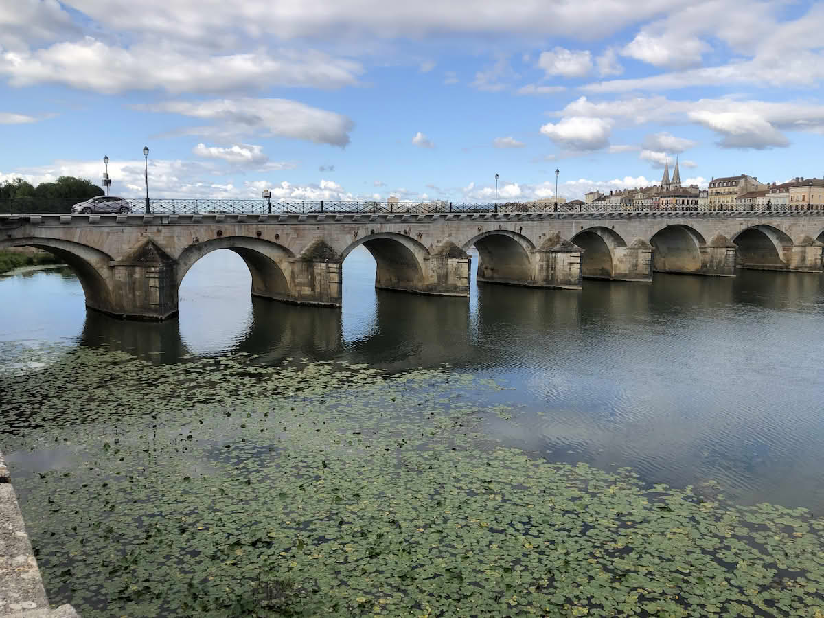 Saint Laurant broen over Saone floden