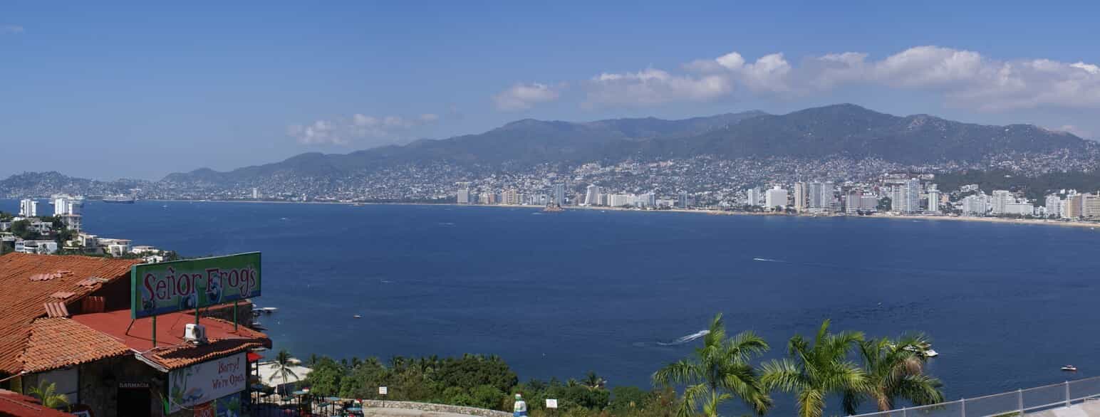 Udsigt over bugten Bahía de Acapulco med badestrande og hoteller