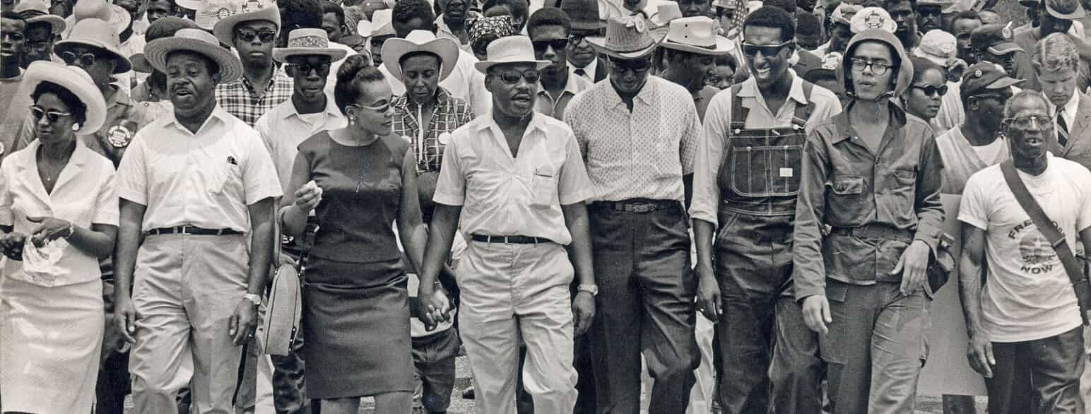 March Against Fear, 1966. Carmichael i smækbukser. Centralt i billedet Martin Luther King og hustru Coretta Scott King 