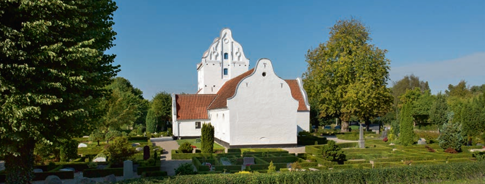 Højby Kirke set fra øst med korets svungne, barokke østgavl og tårnet bagved. 