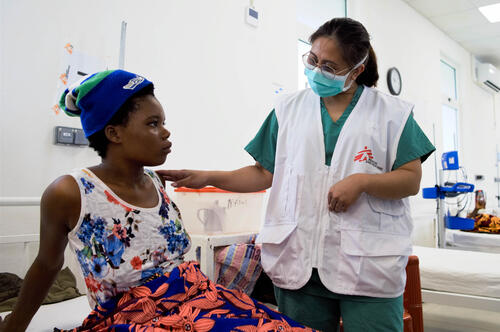 An MSF paediatrician speaks with a patient during morning rounds at a maternity hospital in Sierra Leone