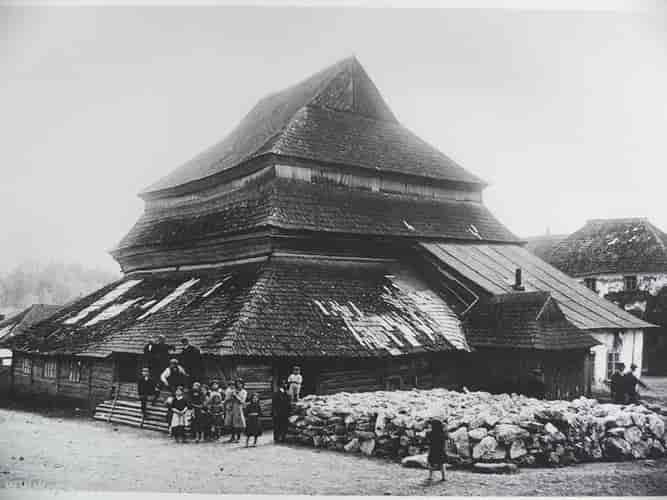 Bilde av gammel synagoge av tre i Gwozdziec.