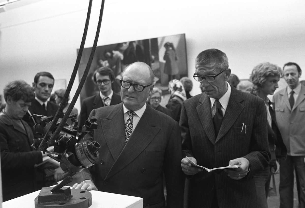 Kong Olav sammen med kunstneren Rino Harveg
