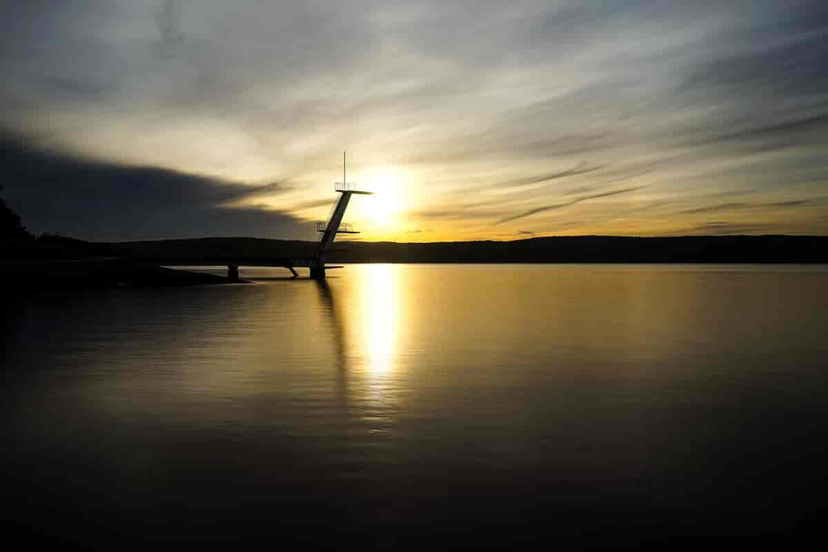 Stupetårn og fjord i solnedgang.