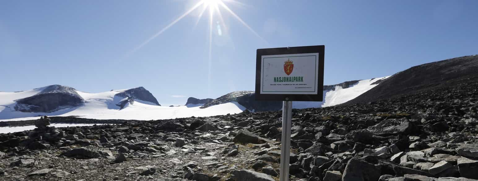 Nasjonalparkskilt på veg mot Galdhøpiggen.