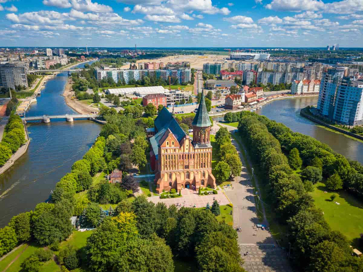 Köningsberg-katedralen på Kneiphof-øya (Kant-øya) i Pregel-elva