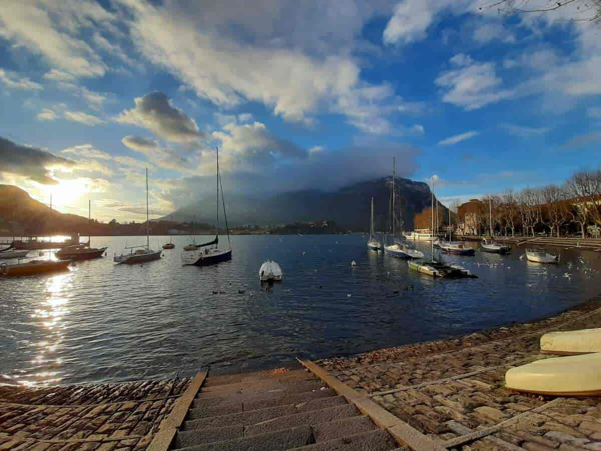 Utsikt mot nordvest fra sjøpromenaden i Lecco sentrum