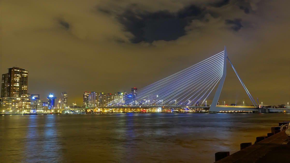 Rotterdam med Erasmusbrug i forgrunnen.