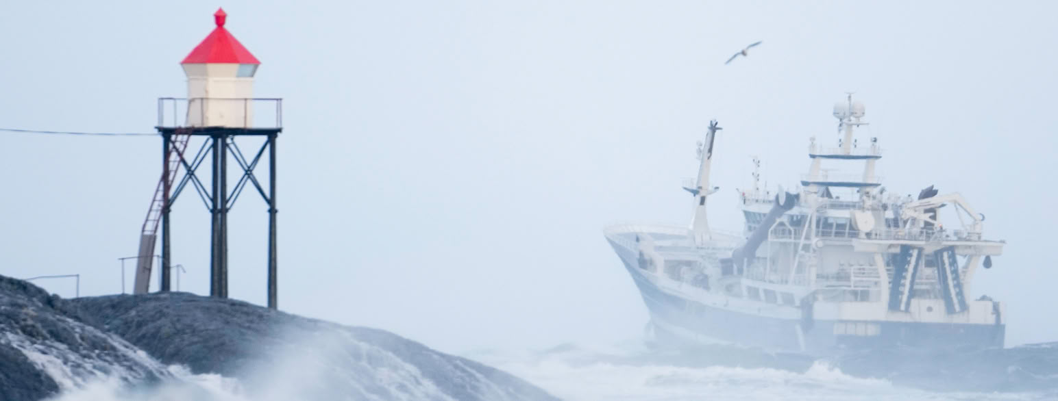 Snurpetråleren Kvannøy ved Kvalen fyrlykt