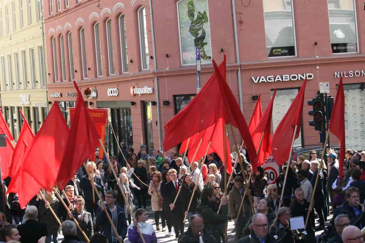 Flaggborg med røde flagg