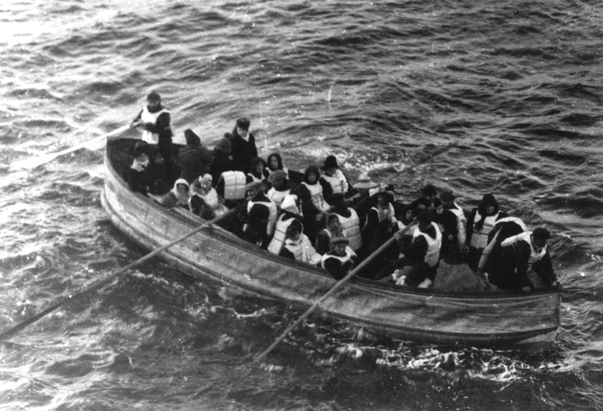 Mennesker med redningsvest sitter i en robåt med 4 årer på havet. svart-hvitt foto