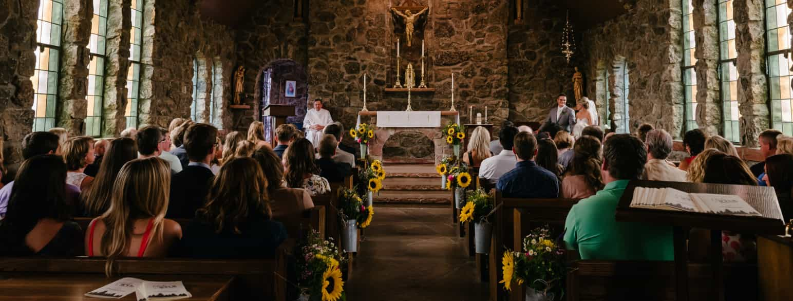 Bryllup er en rite, mens handlingene som utføres under bryllupet er ritualet. 