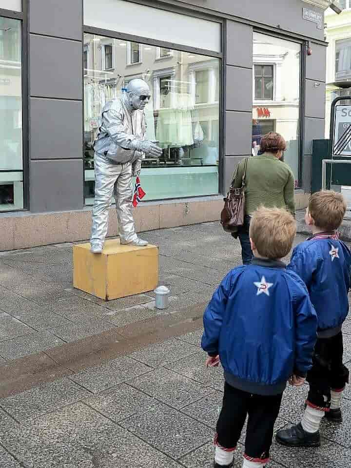 Artist og publikum i Lille Grensen