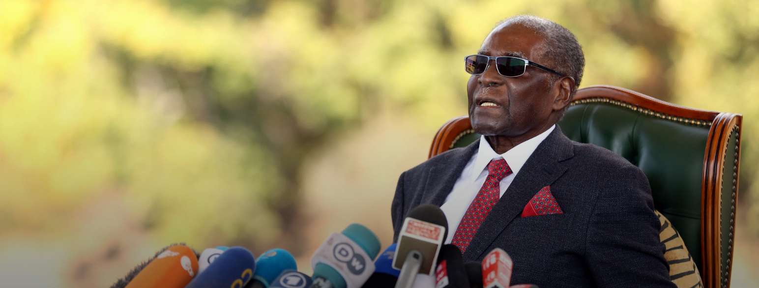 Robert Mugabe fotografert på en pressekonferanse i sitt eget hjem i Harare i juli 2018