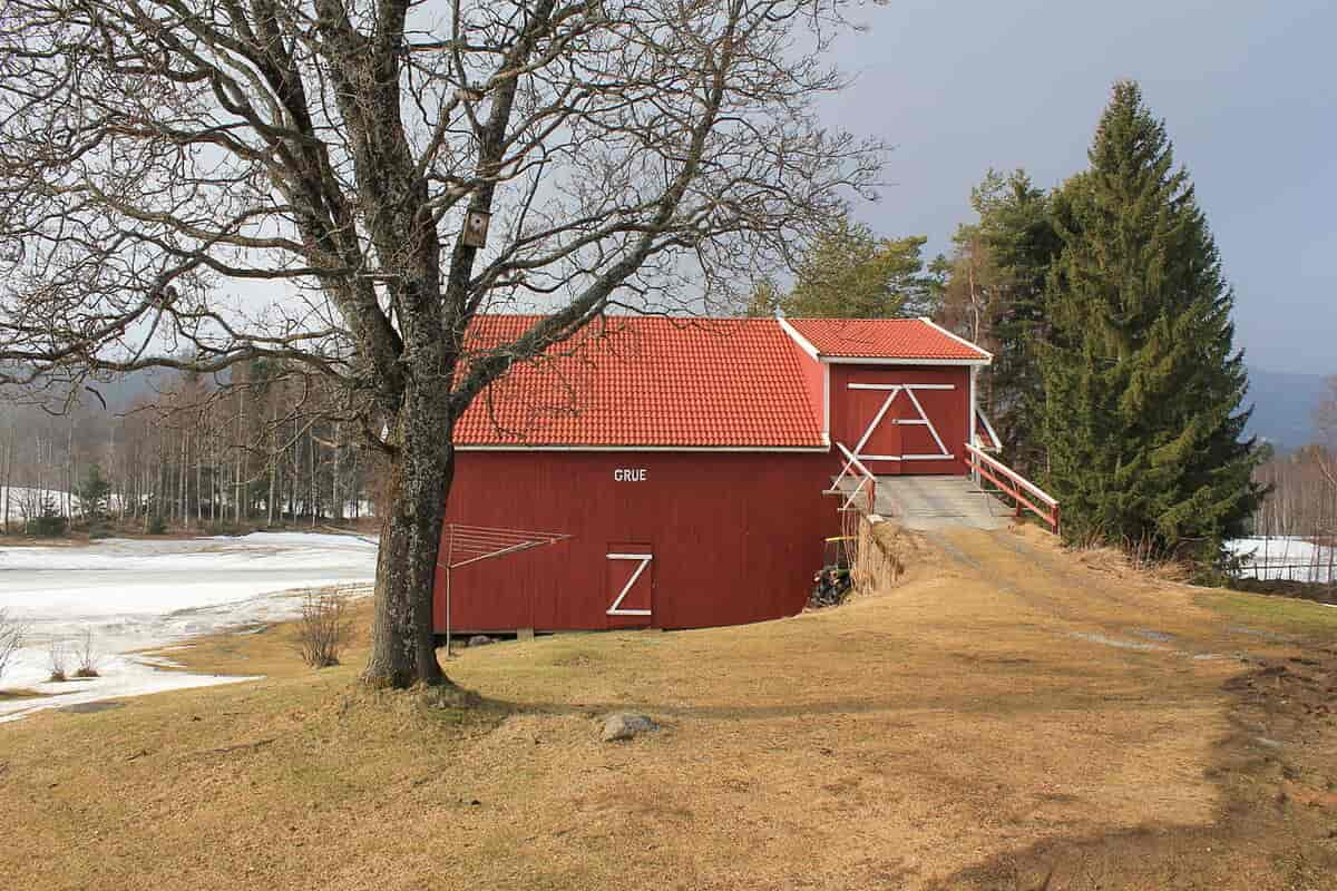 Låve med kjørebro på Grue gård i Hurdal