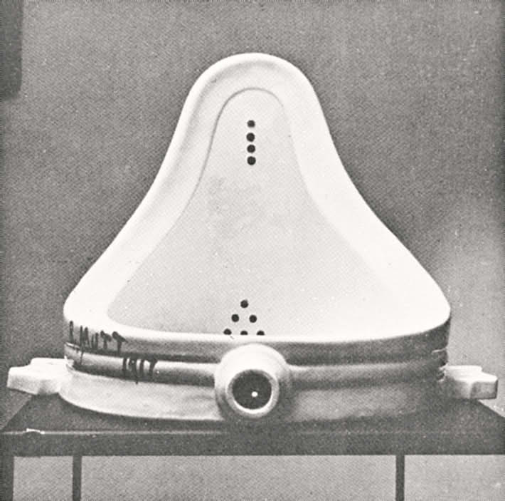 Foto av urinal som er stilt ut på kunstmuseum. Det har en svart signatur malt på seg, og årstallet 1917.